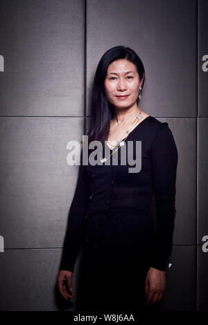 ---- Antiken chinesischen Sammler Wang Wei, Ehefrau von Liu Yiqian, Gründer von Lange Museum, Posen für Fotos in Shanghai, China, Januar 2014. Die aucti Stockfoto