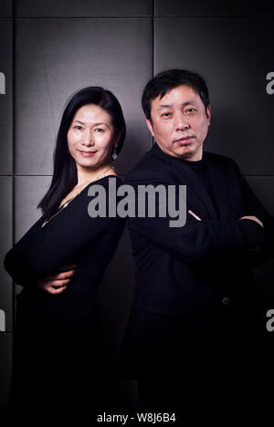 ---- Antiken chinesischen Sammler Liu Yiqian, rechts, Gründer der langen Museum, und seine Frau Wang Wei posieren für Fotos in Shanghai, China, Januar 2014. Stockfoto