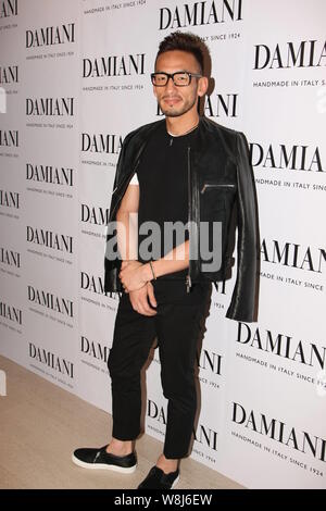 Pensionierte Japanischen Fußball-Star Hidetoshi Nakata stellt während einer Werbeveranstaltung für Damiani Schmuck in Hongkong, China, 4. Juni 2015. Stockfoto