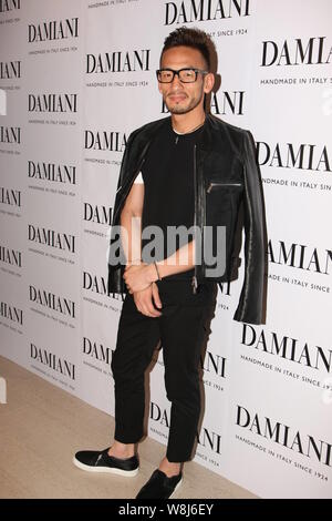 Pensionierte Japanischen Fußball-Star Hidetoshi Nakata stellt während einer Werbeveranstaltung für Damiani Schmuck in Hongkong, China, 4. Juni 2015. Stockfoto