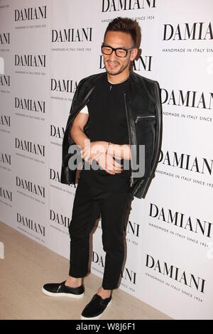 Pensionierte Japanischen Fußball-Star Hidetoshi Nakata stellt während einer Werbeveranstaltung für Damiani Schmuck in Hongkong, China, 4. Juni 2015. Stockfoto