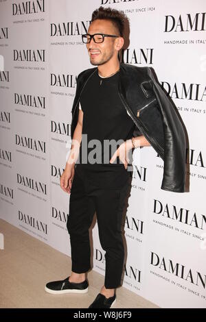 Pensionierte Japanischen Fußball-Star Hidetoshi Nakata stellt während einer Werbeveranstaltung für Damiani Schmuck in Hongkong, China, 4. Juni 2015. Stockfoto