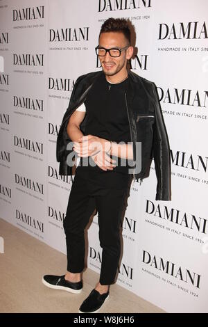 Pensionierte Japanischen Fußball-Star Hidetoshi Nakata stellt während einer Werbeveranstaltung für Damiani Schmuck in Hongkong, China, 4. Juni 2015. Stockfoto