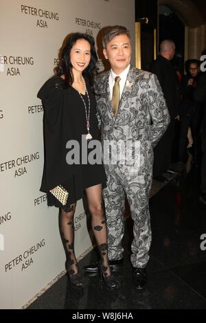 Hong Kong Sängerin und Schauspielerin Karen Mok, Links, stellt bei einem Wein Partei in Hongkong, China, 1. September 2015. Stockfoto