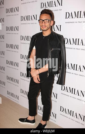 Pensionierte Japanischen Fußball-Star Hidetoshi Nakata stellt während einer Werbeveranstaltung für Damiani Schmuck in Hongkong, China, 4. Juni 2015. Stockfoto