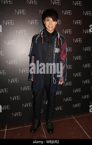 Hong Kong Sänger Hins Cheung stellt während der Eröffnungsfeier für eine NARA Store in Hongkong, China, 8. Mai 2015. Stockfoto