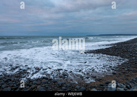 Große Wellen bei Westward Ho! Strand bei stürmischer See mit starken Winden Stockfoto