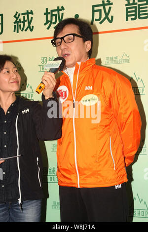 Hong Kong Action Star Jackie Chan, rechts, spricht auf einer Wohltätigkeitsveranstaltung in Hongkong, China, 3. Februar 2015. Stockfoto