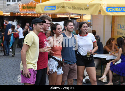 Frankfurt am Main, Deutschland. 9 Aug, 2019. Menschen posieren für Fotos auf der Frankfurter Apfelwein Festival in Frankfurt, Deutschland, am Aug 9, 2019. Die Frankfurter Apfelwein Festival wird hier von 9 bis 18 statt. Die Frankfurter Apfelwein Kultur spielt eine wichtige Rolle im sozialen Leben der Stadt seit Hunderten von Jahren gespielt. Credit: Lu Yang/Xinhua/Alamy leben Nachrichten Stockfoto