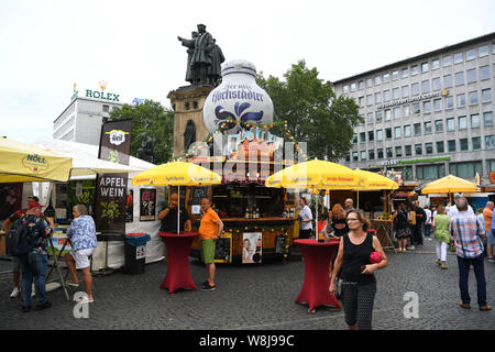 Frankfurt am Main, Deutschland. 9 Aug, 2019. Menschen besuchen die Frankfurter Apfelwein Festival in Frankfurt, Deutschland, am Aug 9, 2019. Die Frankfurter Apfelwein Festival wird hier von 9 bis 18 statt. Die Frankfurter Apfelwein Kultur spielt eine wichtige Rolle im sozialen Leben der Stadt seit Hunderten von Jahren gespielt. Credit: Lu Yang/Xinhua/Alamy leben Nachrichten Stockfoto