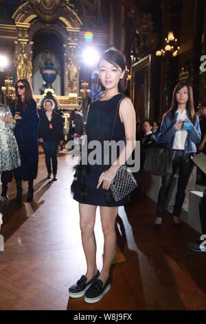 Chinesische Schauspielerin Zhou Dongyu stellt im Stella Mccartney fashion show während der 2015 Herbst/Winter Paris Fashion Week in Paris, Frankreich, 9. März 2015. Stockfoto