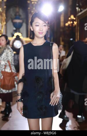 Chinesische Schauspielerin Zhou Dongyu stellt im Stella Mccartney fashion show während der 2015 Herbst/Winter Paris Fashion Week in Paris, Frankreich, 9. März 2015. Stockfoto