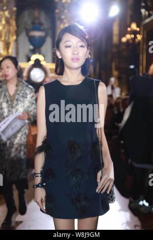 Chinesische Schauspielerin Zhou Dongyu stellt im Stella Mccartney fashion show während der 2015 Herbst/Winter Paris Fashion Week in Paris, Frankreich, 9. März 2015. Stockfoto