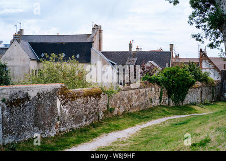 Traditionelle Häuser und Stadtmauer in Montreuil-sur-Mer, Pas-de-Calais, Nord Frankreich Stockfoto