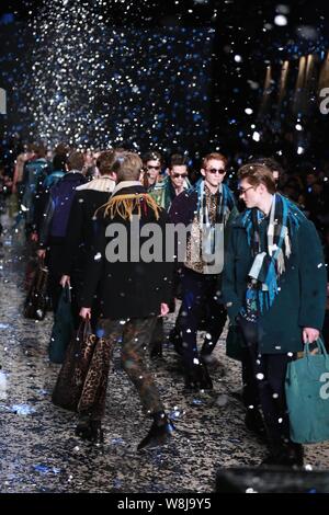 Modelle zeigen neue Kreationen an der Burberry Prorsum Fashion Show im Herbst/Winter 2015 der Londoner Männer Fashion Week in London, UK, 12. Januar 2015 Stockfoto