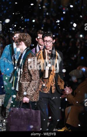 Modelle zeigen neue Kreationen an der Burberry Prorsum Fashion Show im Herbst/Winter 2015 der Londoner Männer Fashion Week in London, UK, 12. Januar 2015 Stockfoto