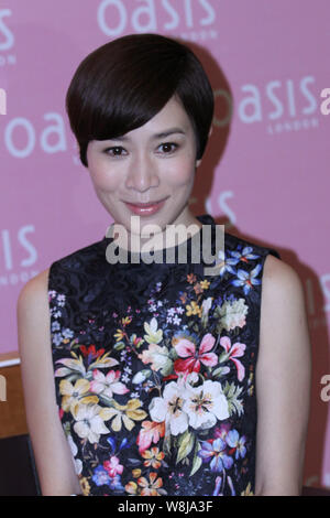 Hong Kong Darstellerin Charmaine Sheh lächelt während einer Pressekonferenz für neue Kreationen von OASIS in Shanghai, China, 18. Mai 2015. Stockfoto