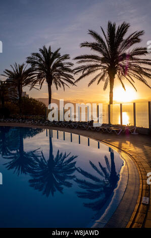 Hotel Swimmingpool mit Blick aufs Meer Stockfoto