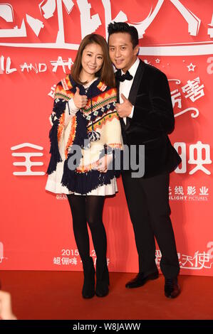 Chinesische Schauspieler, Deng Chao, Recht, Haltungen mit taiwanesischen Schauspielerin Ruby Lin auf dem roten Teppich zur Premiere seines neuen Films 'Teufel und Engel' in Peking Stockfoto