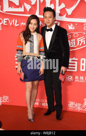 Chinesische Schauspieler, Deng Chao, Recht, Haltungen mit Schauspielerin Ma Su auf dem roten Teppich zur Premiere seines neuen Films 'Teufel und Engel' in Peking, China, 21 D Stockfoto