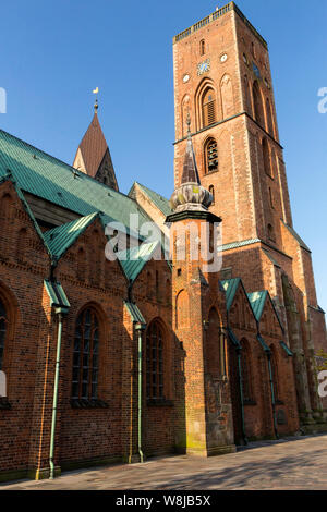 Ribe Kathedrale aus dem Jahr 1134 im Ribe, Dänemark. Die Diözese wurde im Jahr 948 gegründet, aber diese Kirche ist die erste in Stein gebaut. Während der jüngsten archäologischen Ausgrabungen auf dem Domplatz bleibt von einer hölzernen Kirche aus dem Jahr 860 und gebaut von Bischof Ansgar aus Hamburg gefunden wurde. Ribe kann um das Jahr 700 datiert werden und wurde zu einem wichtigen Wikingerdorf mit Zugang zum Meer über Ribe Å, einem kleinen Fluss, der nahe gelegenen Watten Meer führt, heute ein UNESCO-Welterbe Natur finden. Ribe ist eine historische Stadt mit vielen denkmalgeschützten Gebäuden und die Nähe zum Watten Meer macht es Stockfoto