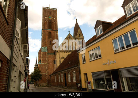 Ribe Kathedrale aus dem Jahr 1134 im Ribe, Dänemark. Die Diözese wurde im Jahr 948 gegründet, aber diese Kirche ist die erste in Stein gebaut. Während der jüngsten archäologischen Ausgrabungen auf dem Domplatz bleibt von einer hölzernen Kirche aus dem Jahr 860 und gebaut von Bischof Ansgar aus Hamburg gefunden wurde. Ribe kann um das Jahr 700 datiert werden und wurde zu einem wichtigen Wikingerdorf mit Zugang zum Meer über Ribe Å, einem kleinen Fluss, der nahe gelegenen Watten Meer führt, heute ein UNESCO-Welterbe Natur finden. Ribe ist eine historische Stadt mit vielen denkmalgeschützten Gebäuden und die Nähe zum Watten Meer macht es Stockfoto