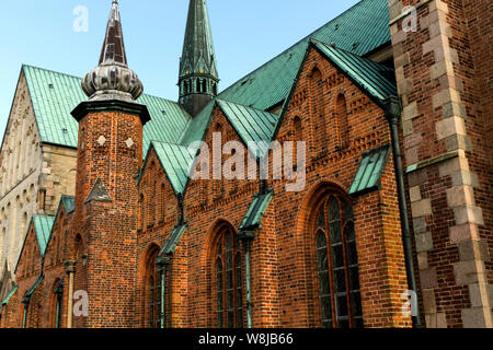 Ribe Kathedrale aus dem Jahr 1134 im Ribe, Dänemark. Die Diözese wurde im Jahr 948 gegründet, aber diese Kirche ist die erste in Stein gebaut. Während der jüngsten archäologischen Ausgrabungen auf dem Domplatz bleibt von einer hölzernen Kirche aus dem Jahr 860 und gebaut von Bischof Ansgar aus Hamburg gefunden wurde. Ribe kann um das Jahr 700 datiert werden und wurde zu einem wichtigen Wikingerdorf mit Zugang zum Meer über Ribe Å, einem kleinen Fluss, der nahe gelegenen Watten Meer führt, heute ein UNESCO-Welterbe Natur finden. Ribe ist eine historische Stadt mit vielen denkmalgeschützten Gebäuden und die Nähe zum Watten Meer macht es Stockfoto