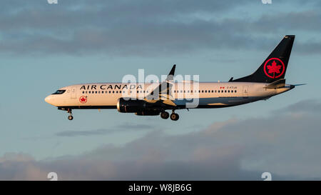 Air Canada Boeing 737 MAX. 8 Flugzeug Flugzeug Flugzeug Jet Airliner jetliner Airborne kurze letzte Ansatz Landung Farbgebung im neuen Look. Stockfoto