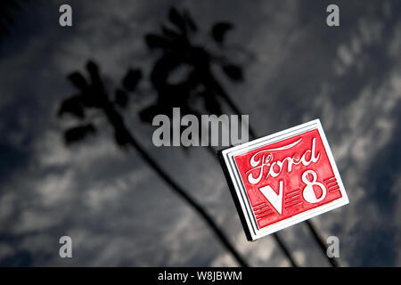 Kalifornien Palmen und bewölkter Himmel in der Farbe eines klassischen Ford Street Rod widerspiegelt. Stockfoto