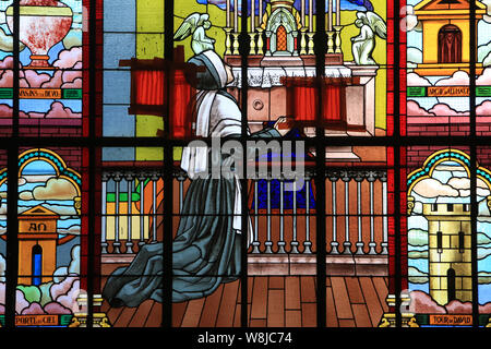 Erscheinung de la Vierge à Bernadette Soubirous. Eglise Notre-Dame de Lourdes. /Erscheinung der Jungfrau vor Bernadette Soubirous. Chaville. Stockfoto