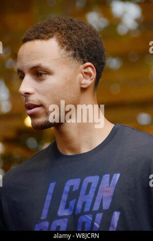 NBA-Star Stephen Curry nimmt an der Eröffnung des Flagship Store von Sportswear Marke unter Rüstung in Shanghai, China, 8. September 2015. Stockfoto