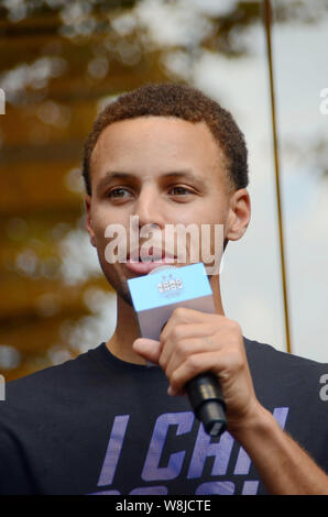 NBA-Star Stephen Curry nimmt an der Eröffnung des Flagship Store von Sportswear Marke unter Rüstung in Shanghai, China, 8. September 2015. Stockfoto
