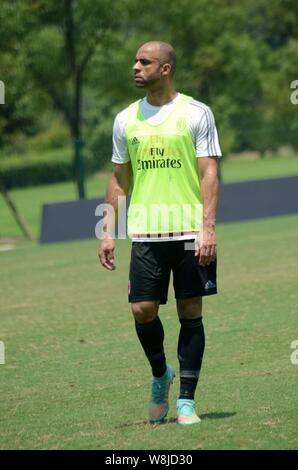 Alex Rodrigo Dias da Costa von AC Mailand nimmt Teil an einem Training im Century Park in Shanghai, China, 29. Juli 2015. Stockfoto