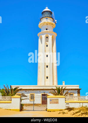 Barbate, Spanien - 26. Juni 2019. Trafalgar Leuchtturm des Cabo de Trafalgar Kap Naturpark. Barbate, Conil de la Frontera, Cadiz. Andalusien, Spanien. Stockfoto