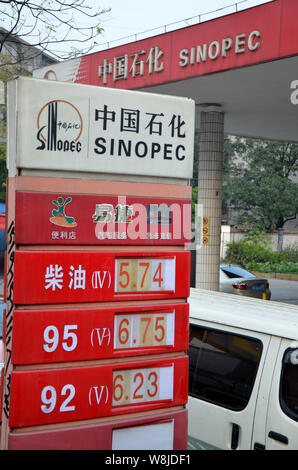 ---- Blick auf an einer Tankstelle von Sinopec in Guangzhou City, der südchinesischen Provinz Guangdong, am 6. Januar 2015. Sinopec, der weltweit zweitgrößte Stockfoto