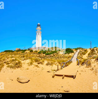 Holzsteg zum Faro de Trafalgar Leuchtturm, in Cabo de Trafalgar Kap Naturpark. Barbate, Conil de la Frontera, Cadiz. Andalusien, Spanien. Stockfoto