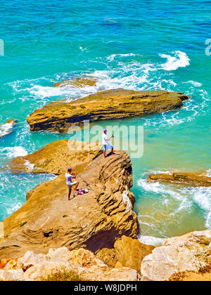 Barbate, Spanien - 26. Juni 2019. Die einheimischen Fischen im Cabo de Trafalgar Kap Naturpark. Blick von der Tombolo de Trafalgar Tower. Barbate, Los Caño Stockfoto