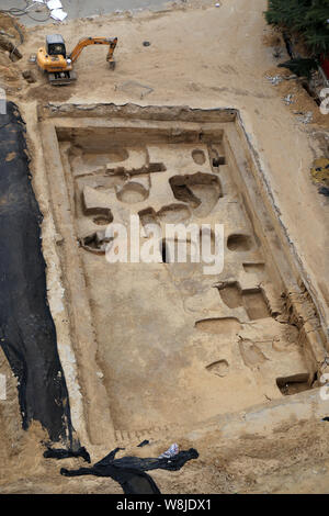 Luftaufnahme von alten Gräbern der Shang Dynastie (1600 v. Chr.-1046 v. Chr.) in der Nähe der Stadion in der Provinz Henan Zhengzhou City, Central China Provinz Henan, 2 Stockfoto