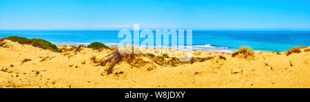 Faro de Trafalgar Strand, einem breiten Strand mit feinem Sand Dünen des Cabo de Trafalgar Kap Naturpark. Barbate, Conil de la Frontera, Spanien. Stockfoto