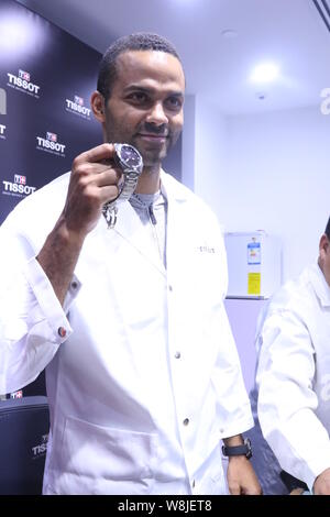 NBA Basketballspieler Tony Parker stellt während einer Werbeveranstaltung für Tissot Uhr in Shanghai, China, 29. Juni 2015. Stockfoto