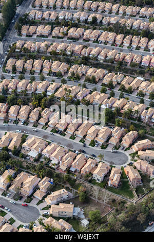 Vertikale Luftaufnahme von suburban Stevenson Ranch Wohnungen und Cul-de-sac Straßen in Los Angeles County, Kalifornien. Stockfoto