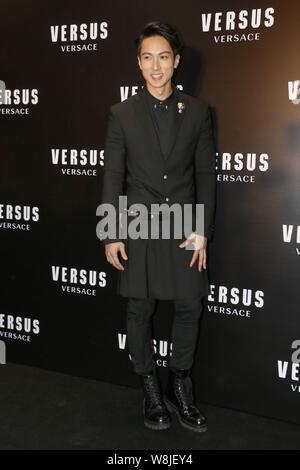 Bruneian Schauspieler Wu Chun stellt während der Eröffnungsfeier für neue Versus Versace Store in Hongkong, China, 28. Mai 2015. Stockfoto