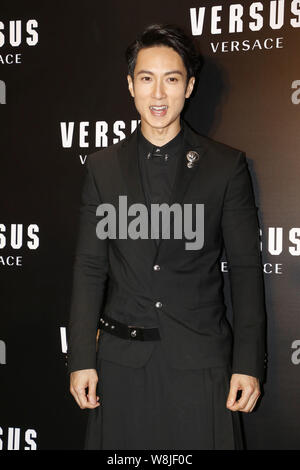 Bruneian Schauspieler Wu Chun stellt während der Eröffnungsfeier für neue Versus Versace Store in Hongkong, China, 28. Mai 2015. Stockfoto