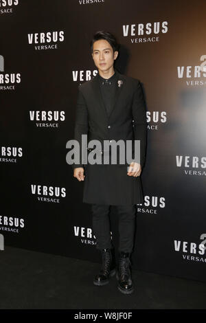 Bruneian Schauspieler Wu Chun stellt während der Eröffnungsfeier für neue Versus Versace Store in Hongkong, China, 28. Mai 2015. Stockfoto