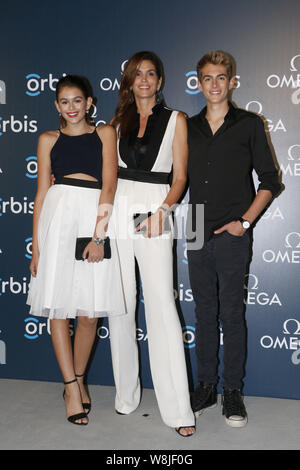 American Model Cindy Crawford, Mitte, stellt mit ihrer Tochter und ihrem Sohn während der Premiere für den Omega Dokumentarfilm "Das Krankenhaus in den Himmel" in Hong K Stockfoto