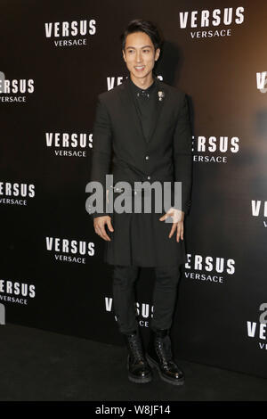 Bruneian Schauspieler Wu Chun stellt während der Eröffnungsfeier für neue Versus Versace Store in Hongkong, China, 28. Mai 2015. Stockfoto