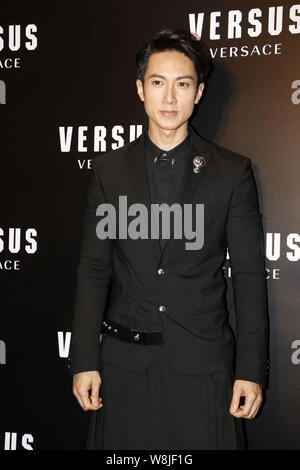 Bruneian Schauspieler Wu Chun stellt während der Eröffnungsfeier für neue Versus Versace Store in Hongkong, China, 28. Mai 2015. Stockfoto