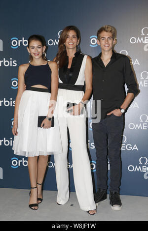 American Model Cindy Crawford, Mitte, stellt mit ihrer Tochter und ihrem Sohn während der Premiere für den Omega Dokumentarfilm "Das Krankenhaus in den Himmel" in Hong K Stockfoto