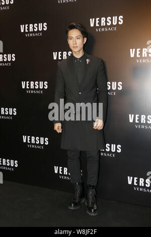 Bruneian Schauspieler Wu Chun stellt während der Eröffnungsfeier für neue Versus Versace Store in Hongkong, China, 28. Mai 2015. Stockfoto