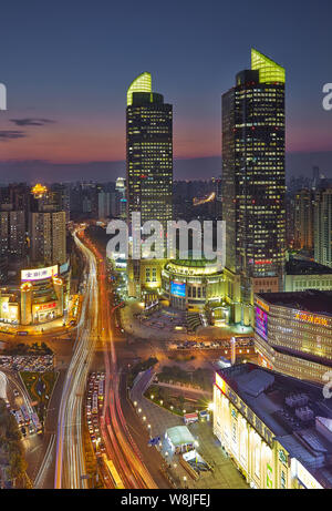 Nacht Blick auf die belebten Straßen, die Wolkenkratzer von Grand Gateway, am höchsten, und andere Hochhäuser der Xujiahui Geschäftsviertel in der Innenstadt von S Stockfoto